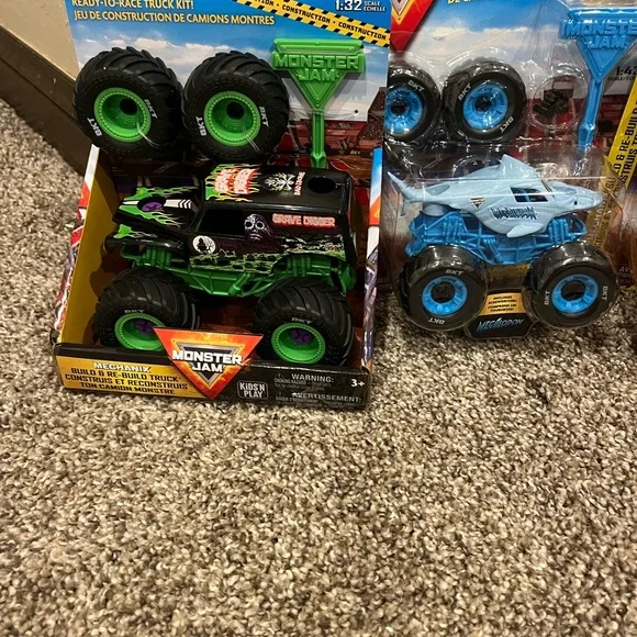 Monster Jam - Mechanix Build 3 Pack /  Grave Digger Megalodon El Toro Trucks - Picture 5 of 5